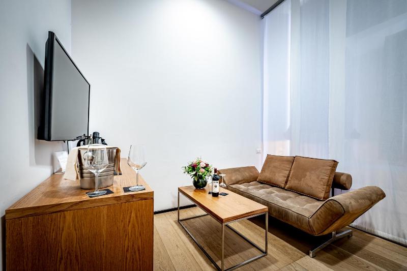 Deluxe Double Room with River View image 3