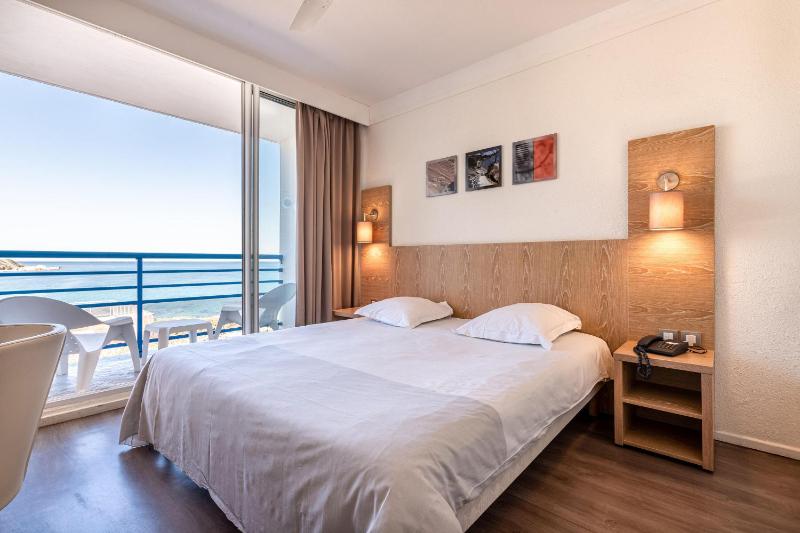 Double Room with Balcony and Sea View image 1