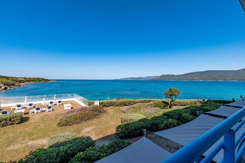 Double Room with Balcony and Sea View image 4