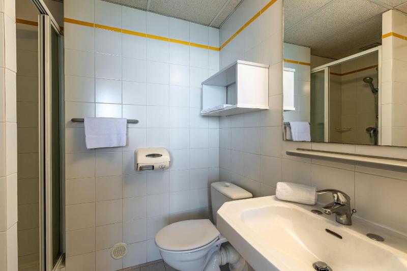 Standard Triple Room with Sea View image 2