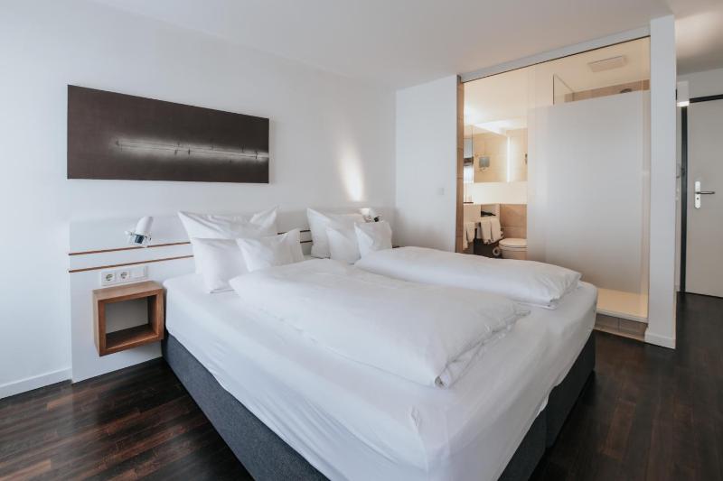 Double Room image 3