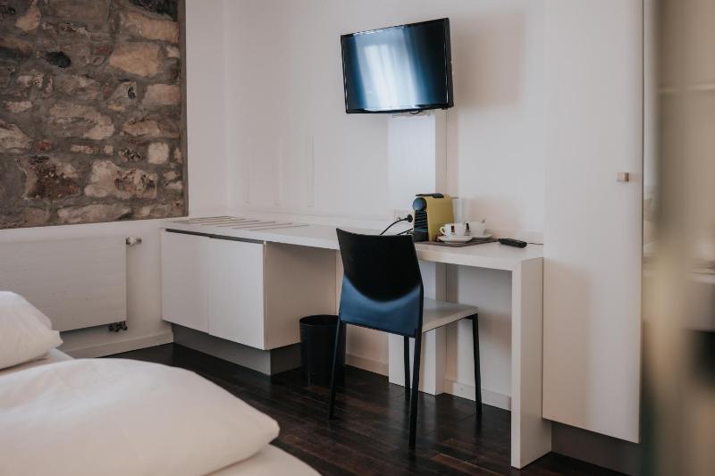 Double Room image 4