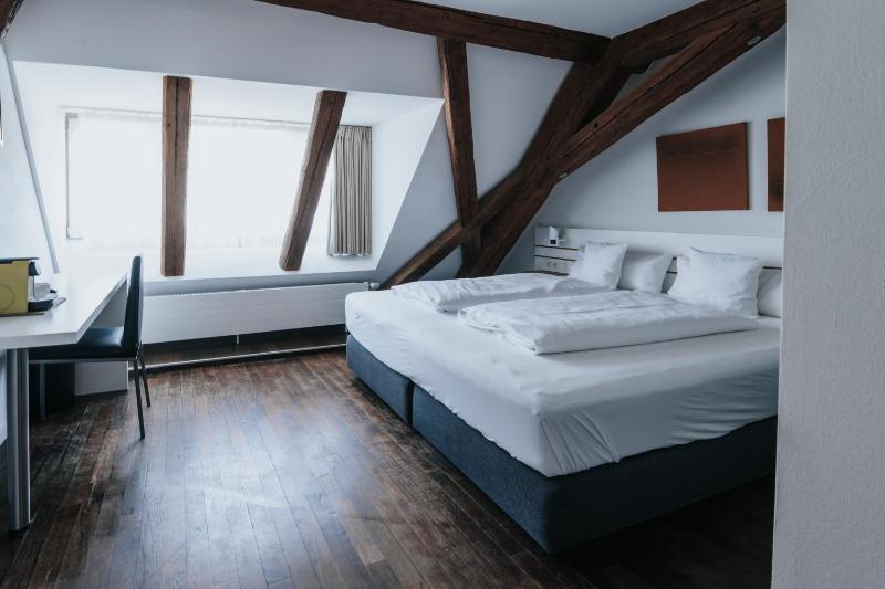 Deluxe Double or Twin Room image 2