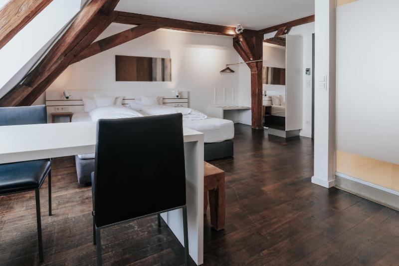 Deluxe Double or Twin Room image 3