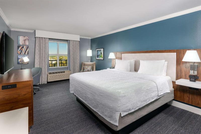 King Room with King Bed - Non-Smoking image 4