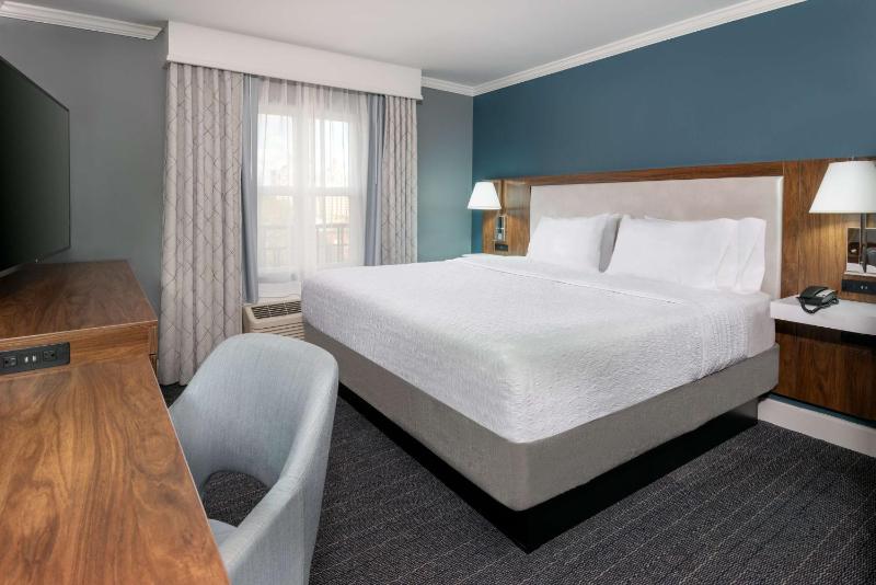 King Room with King Bed - Non-Smoking image 3