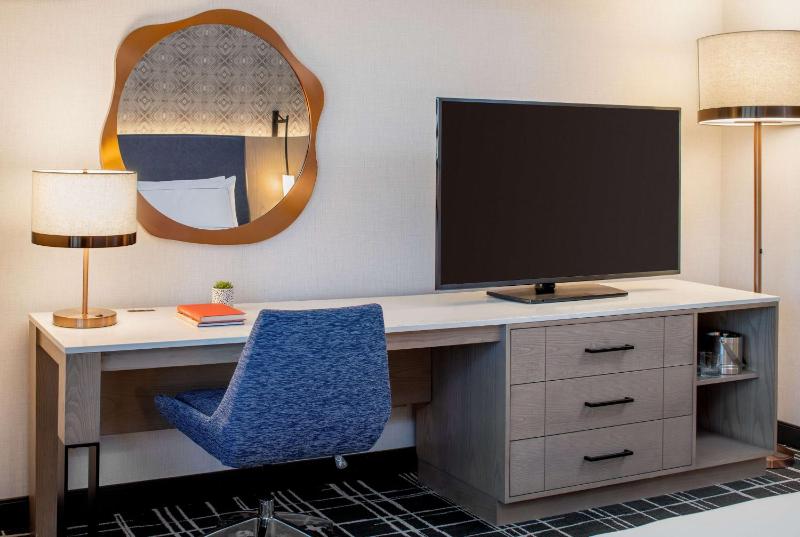 One-Bedroom Corner King Suite with Sofa Bed image 4
