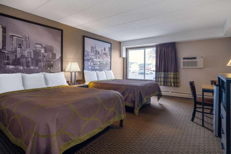 Queen Room with Two Queen Beds - Non-Smoking image 2