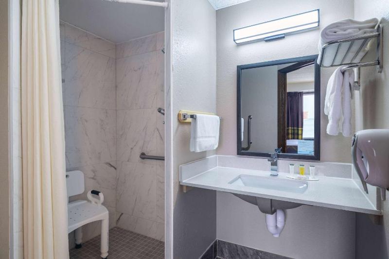 Queen Room with Roll in Shower - Non-Smoking  image 3