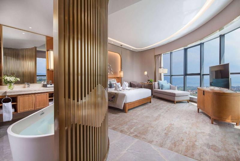 Deluxe King Room with View image 2