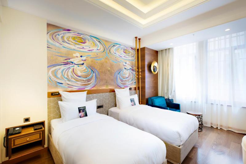 Deluxe Room Twin Beds image 3
