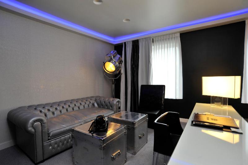 Superior Theme Suite - 1 King Bed 1 Sofa Bed  image 4