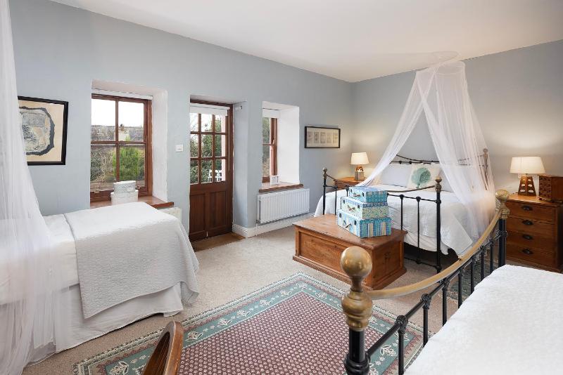 Family Room image 2