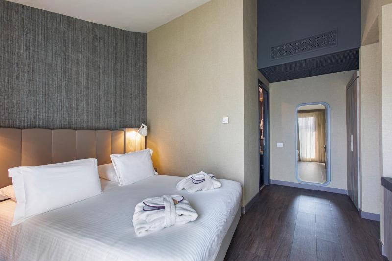 Privilege Room with Balcony image 4