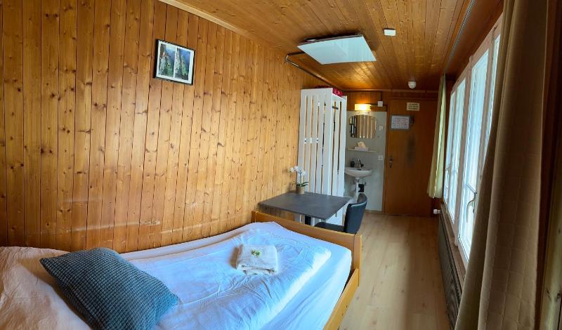 Single Room with Shared Bathroom image 3