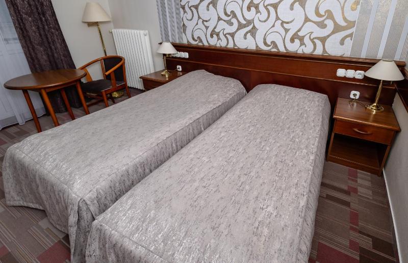 Twin Room with Bath image 1