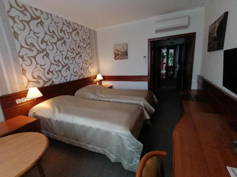 Twin Room with Shower image 1