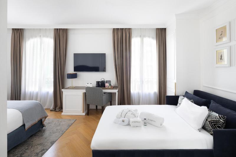Junior Suite with Balcony image 4