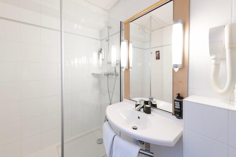 Standard Twin Room image 2