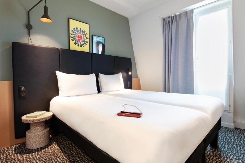 Standard Twin Room image 4