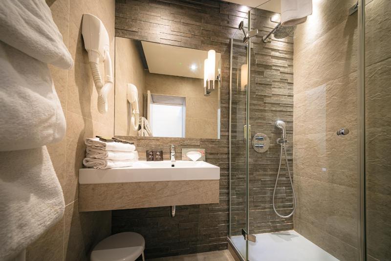 Standard Triple Room image 3