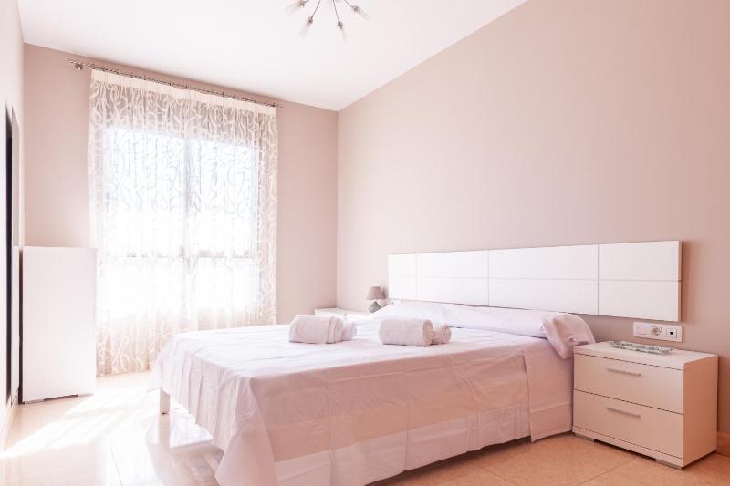 Burriana Beach Retreat: Pool & Comfort Images