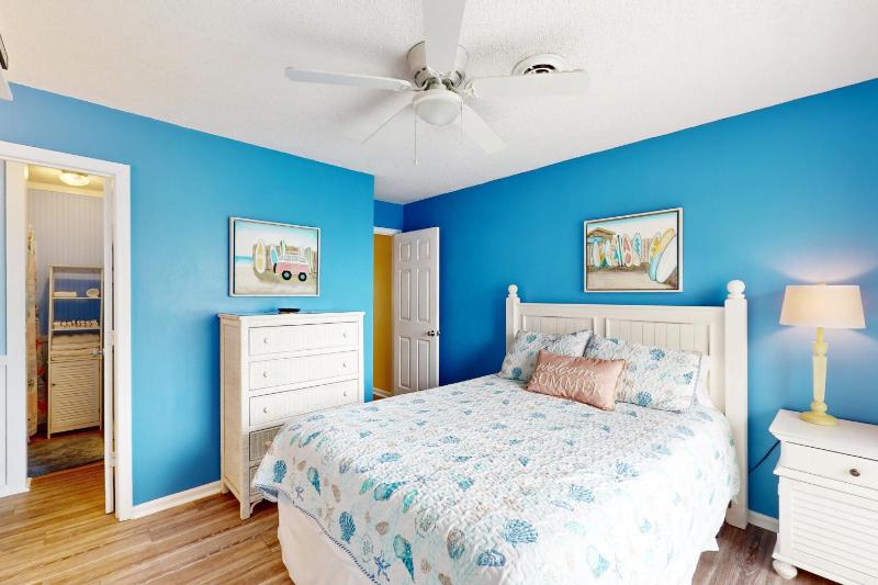 CB05 Cozy Carolina Beach Condo - image 2