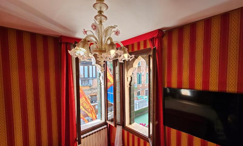 Superior Double or Twin Room with Canal View image 1