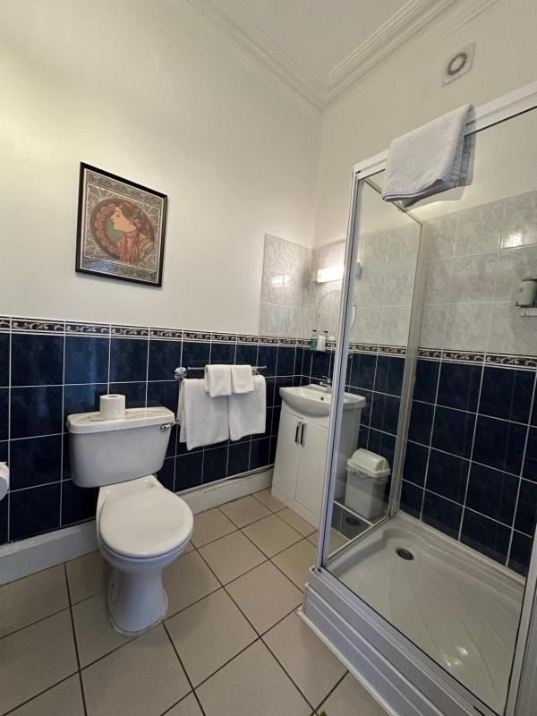 Double Room image 4