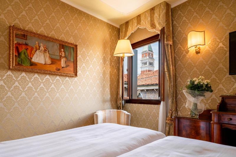 Junior Suite with Canal View image 4