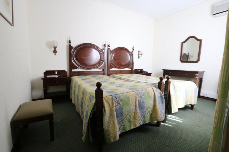 Economy Twin Room image 3