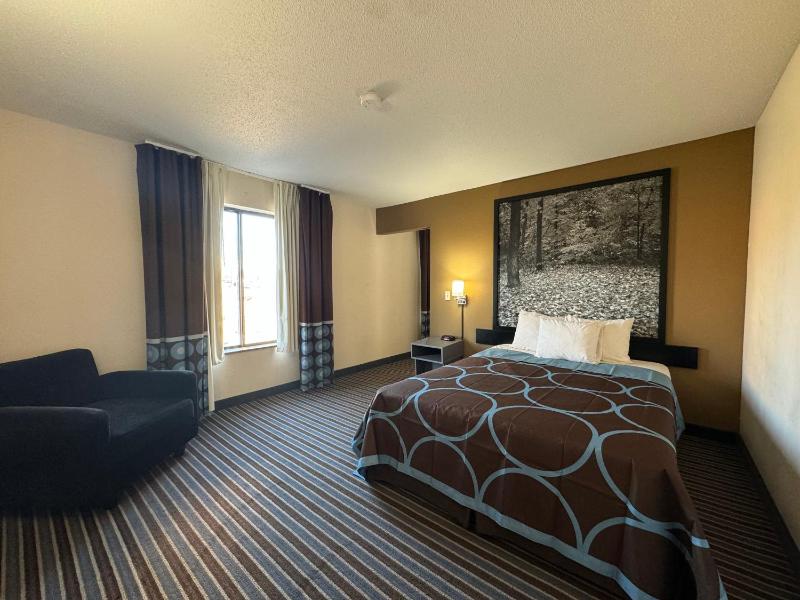 Queen Suite - Non-Smoking image 2