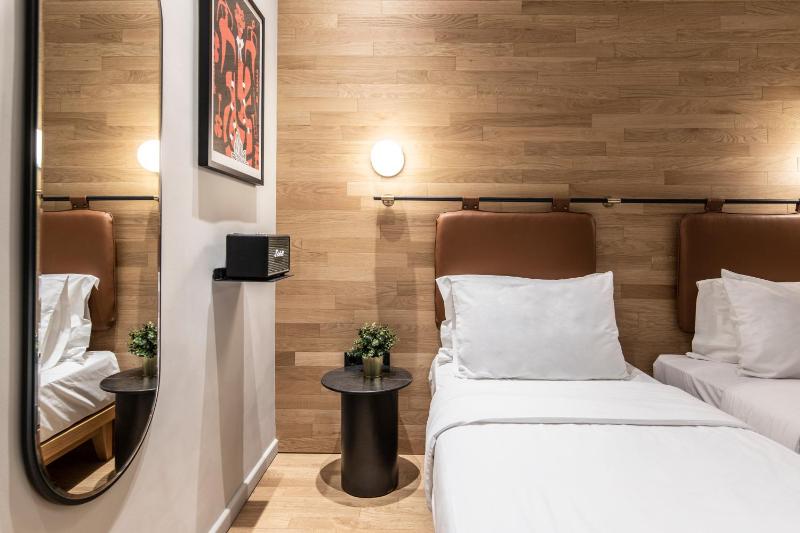 Deluxe Double or Twin Room image 4