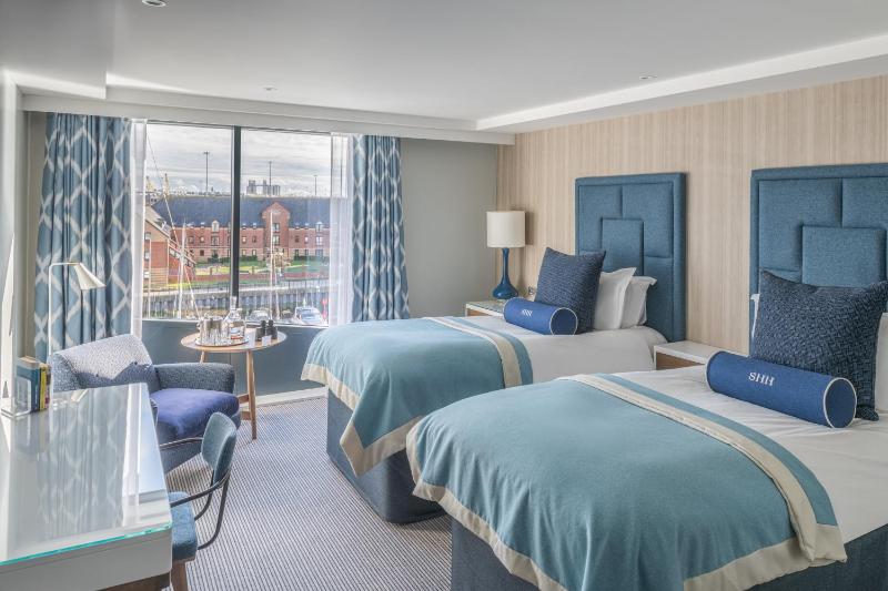 Standard Twin Room image 3