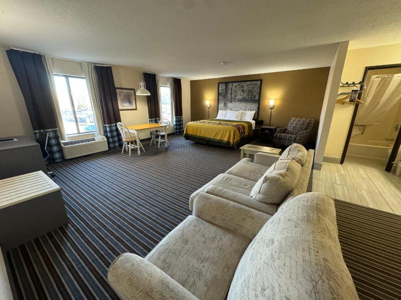 Deluxe King Suite image 3