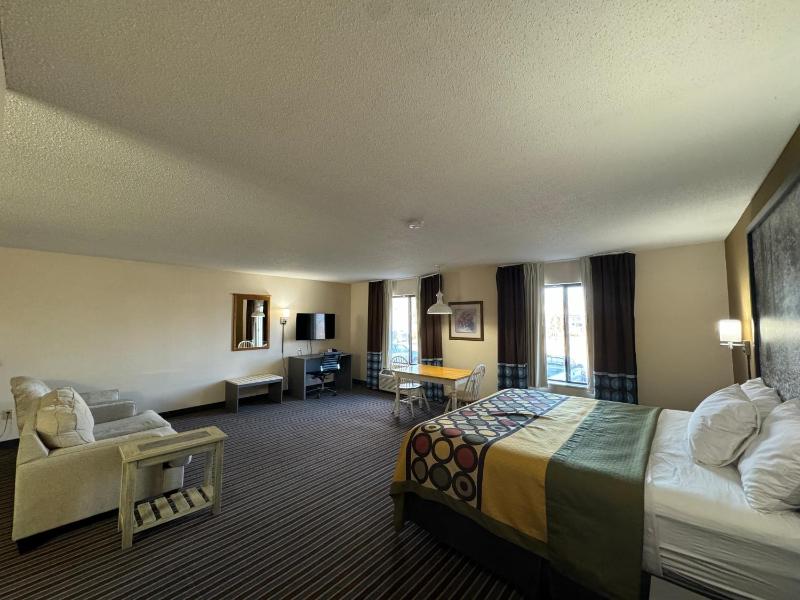 Deluxe King Suite image 2