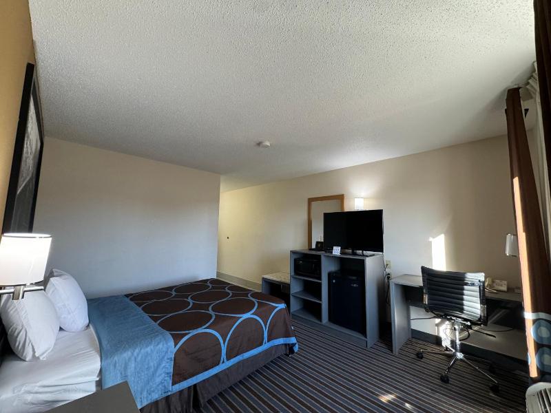 Queen Room - Disability Access/Non-Smoking image 3