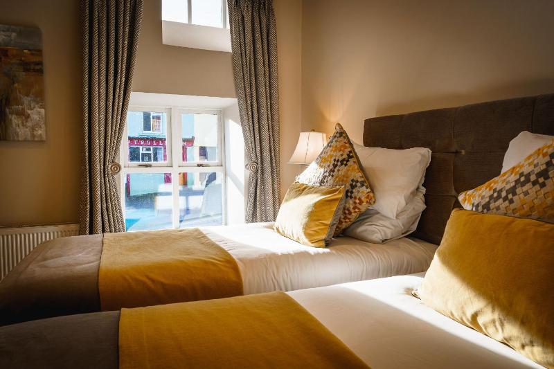 Standard Twin Room image 3