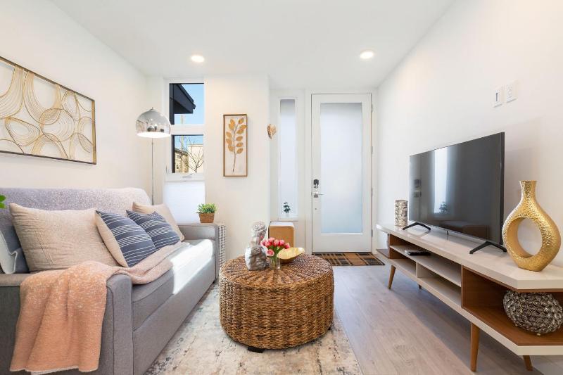 2BR 2BA Capitol Hill Cozy Haven- Rooftop - image 11