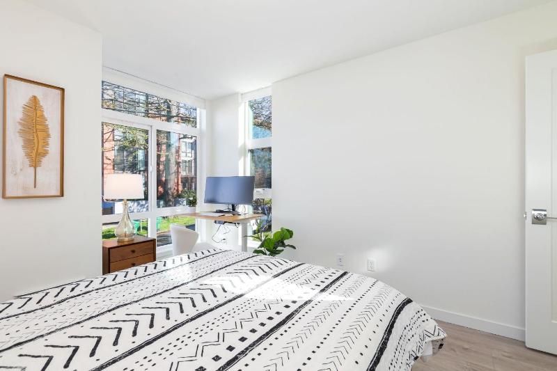 2BR 2BA Capitol Hill Cozy Haven- Rooftop - image 10