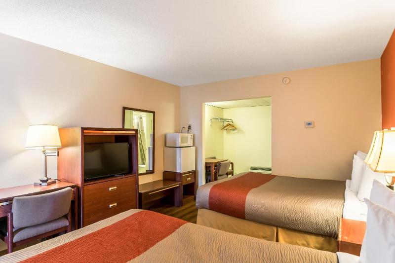 Deluxe Queen Room with Two Queen Beds - Non-Smoking image 4