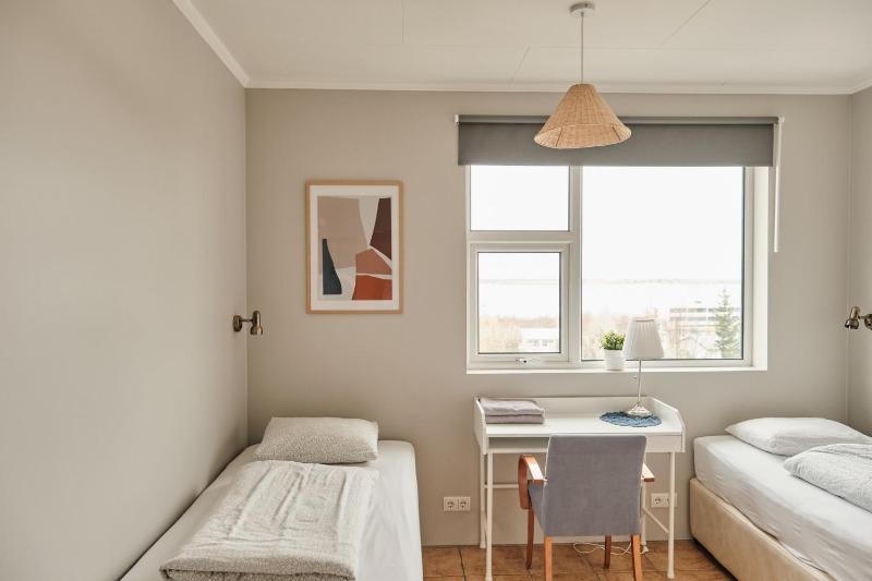 Twin Room with Lake View image 3