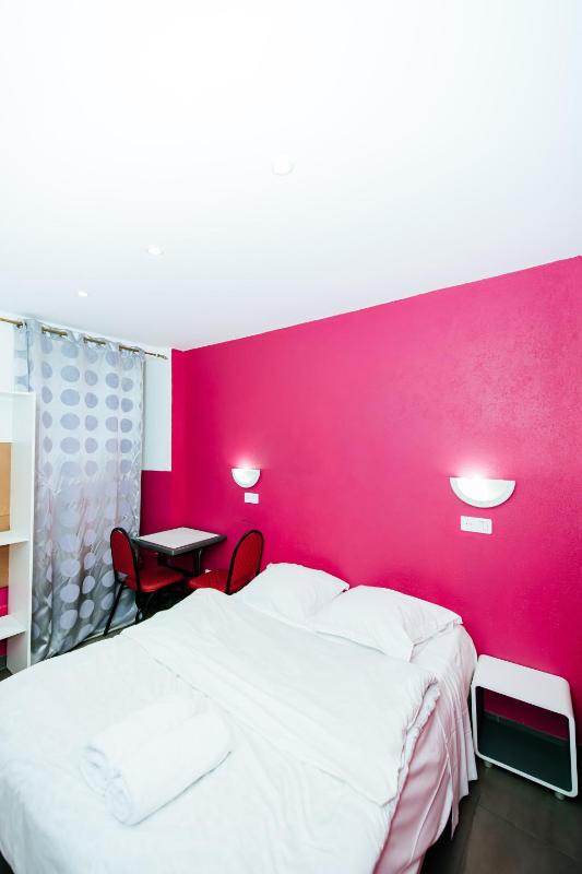 Single Room with Shared Bathroom image 1