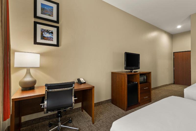 Queen Room with Two Queen Beds - Non-Smoking image 3