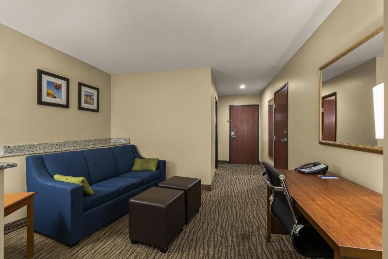 King Suite - Accessible/Non-Smoking image 3