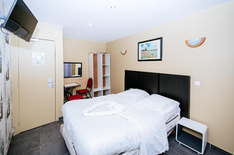 Standard Double Room image 3