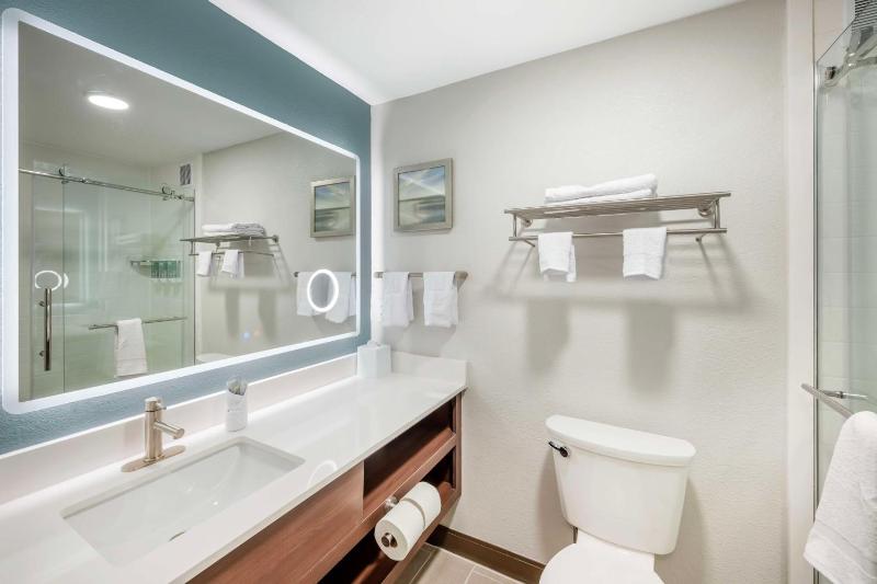 King Room with Walk-In Shower - Non-Smoking image 2