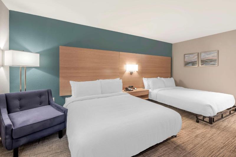 Queen Room with Two Queen Beds and Bathtub - Disability Access/Non-Smoking image 3