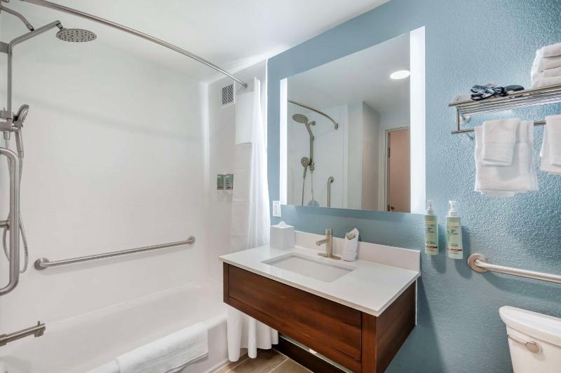 Queen Room with Two Queen Beds and Bathtub - Disability Access/Non-Smoking image 2