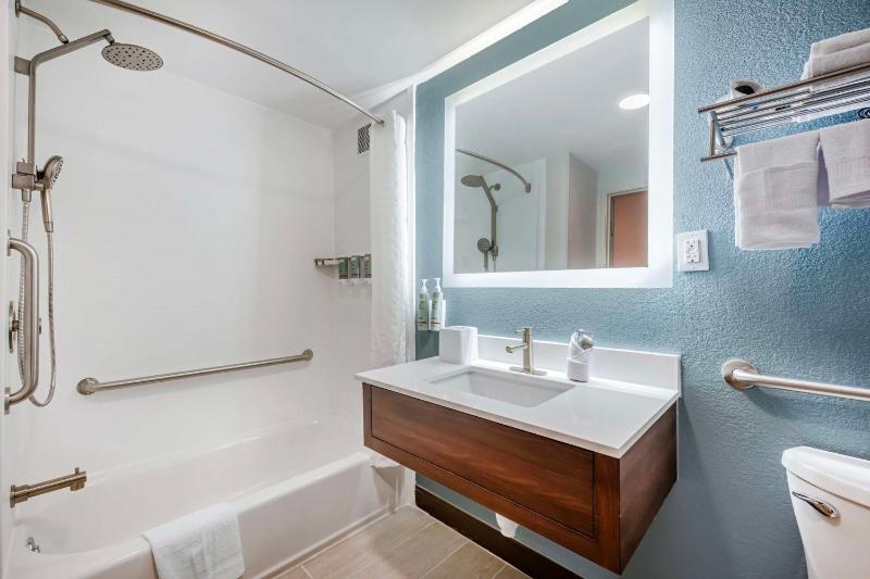 Large Queen Room with Two Queen Beds and Bathtub - Disability Access/Non-Smoking image 2